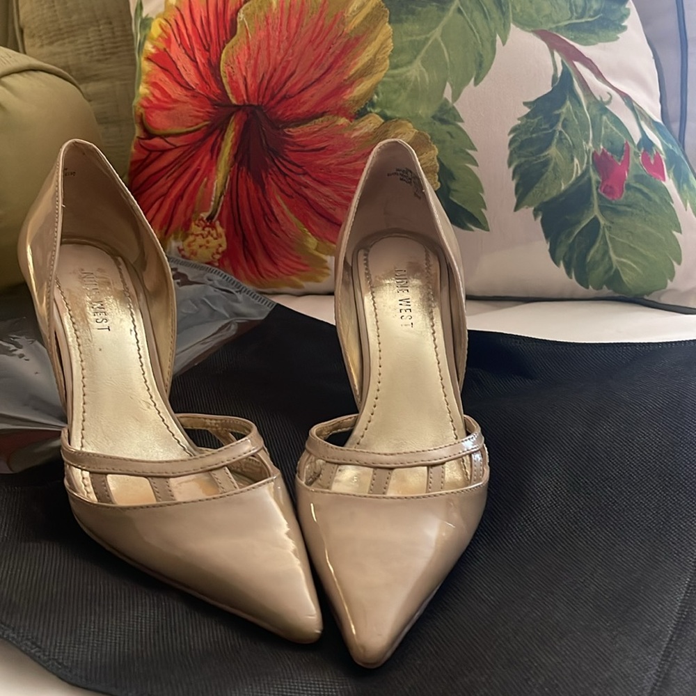 Nine West pumps beige size 6 wore twice cones with a black shoe bag